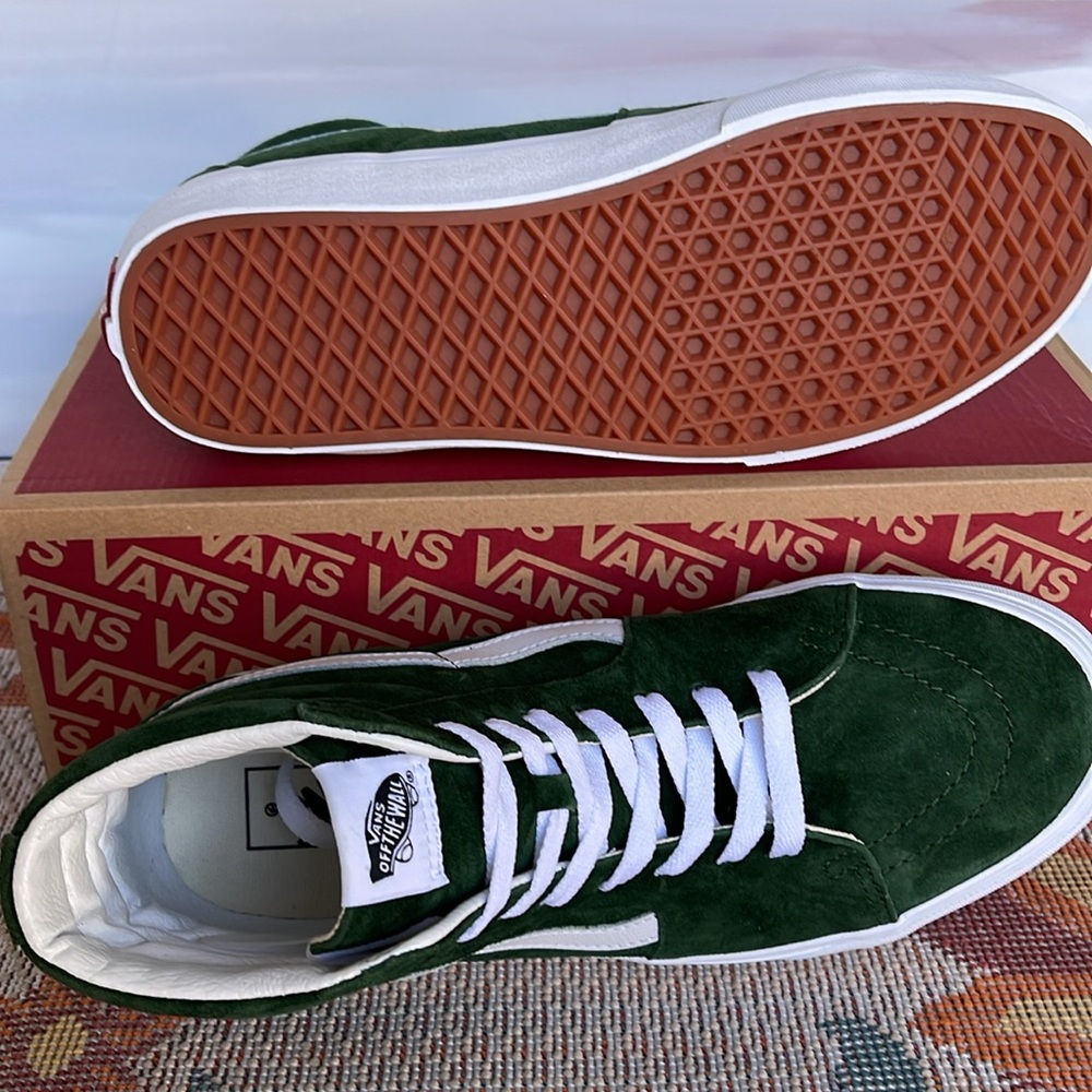 Vans Men’s Sk8-Hi
Pig Suede Douglas Fir
VN0007NSBXU
Sneakers - Picture 5 of 16